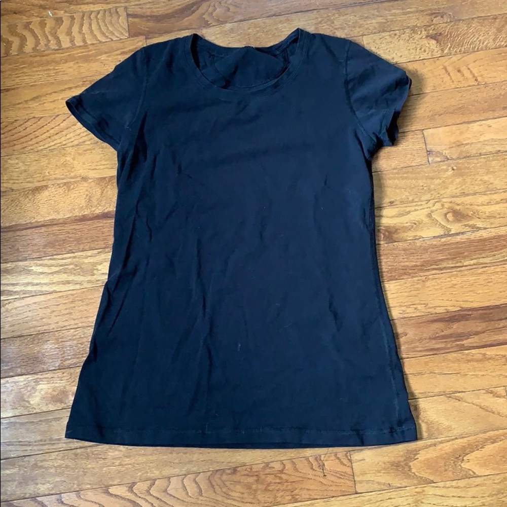 Black lulu lemon tee shirt